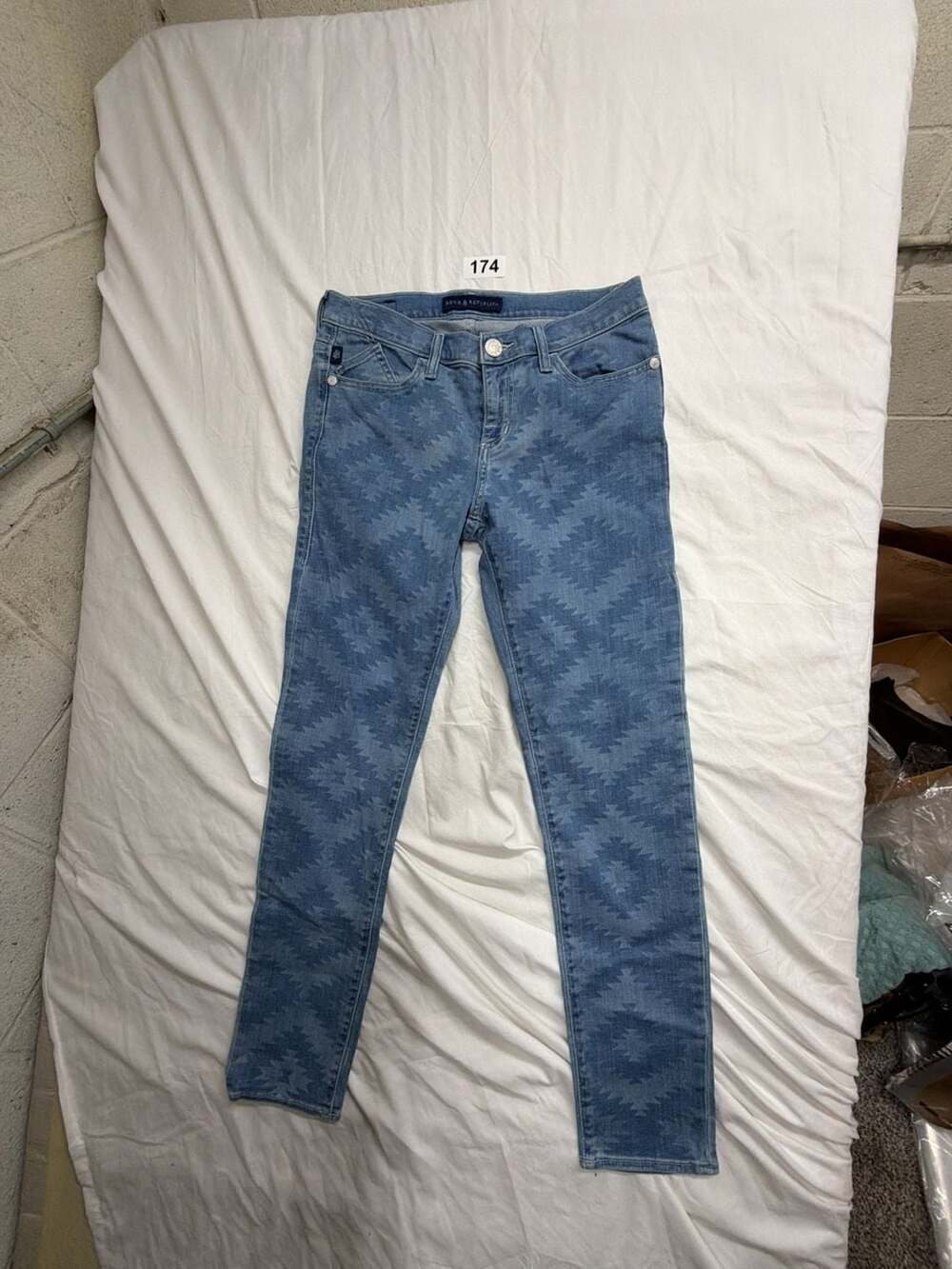 Rock & Republic Berlin Southwestern Aztec Print Skinny Jeans Size 8M Light Wash